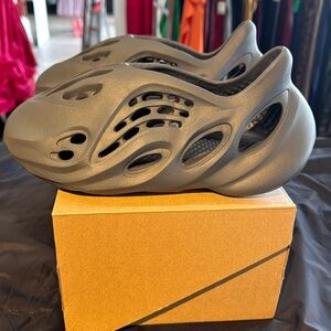 New with box Yeezy Foam runners. Sz. 6